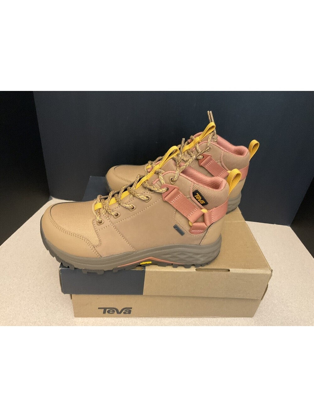 New! Womens Teva Grandview GTX Sand Dune Gore Tex Hiking Boots. Size 6.5. Nice!